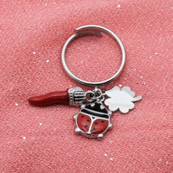 Anello Regolabile in Acciaio con Ciondoli Portafortuna, Cornetto Rosso, Coccinella e Quadrifoglio
