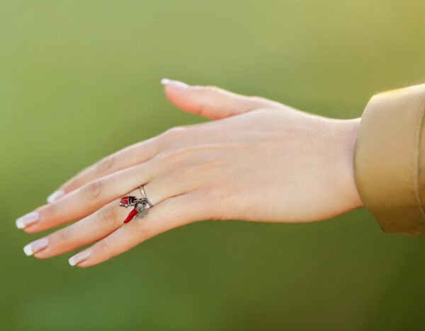 Anello Regolabile in Acciaio con Ciondoli Portafortuna, Cornetto Rosso, Coccinella e Quadrifoglio
